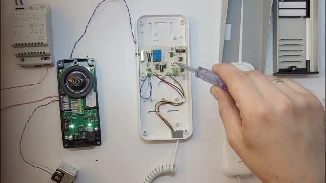 Jak zamontować domofon: krok po kroku, uniknij typowych błędów Jak zamontować domofon: krok po kroku, uniknij typowych błędów