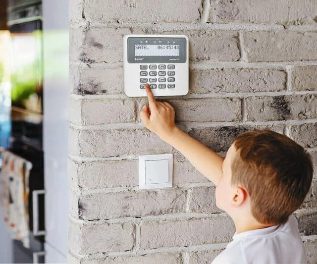 Alarm w domu na czym polega i jak skutecznie chronić swoją przestrzeń Alarm w domu na czym polega i jak skutecznie chronić swoją przestrzeń