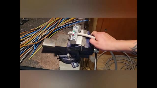 Jak obierać kable: najskuteczniejsze metody i unikanie błędów Jak obierać kable: najskuteczniejsze metody i unikanie błędów