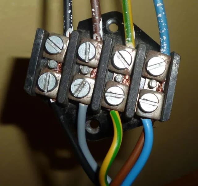 Jaki kabel do płyty indukcyjnej? Uniknij kosztownych błędów przy wyborze Jaki kabel do płyty indukcyjnej? Uniknij kosztownych błędów przy wyborze