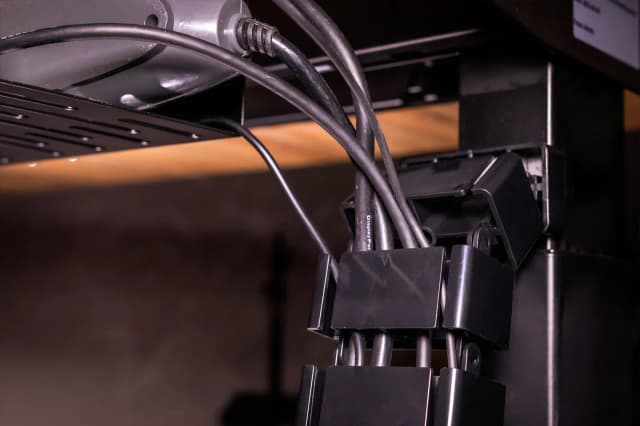 Jak uporządkować kable i zyskać więcej miejsca w swoim biurze Jak uporządkować kable i zyskać więcej miejsca w swoim biurze