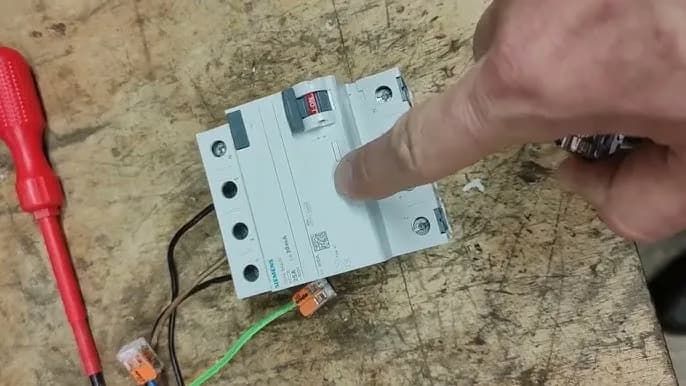 Jak podłączyć bezpiecznik różnicowo prądowy jednofazowy bez błędów Jak podłączyć bezpiecznik różnicowo prądowy jednofazowy bez błędów
